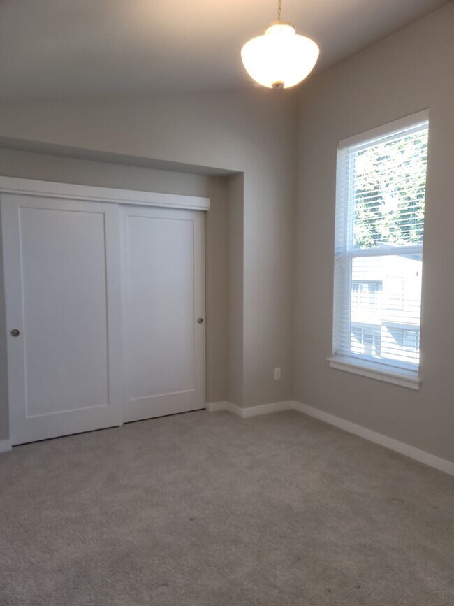 Building Photo - Stunning Tri Level 3/2.5 Townhome in the G...