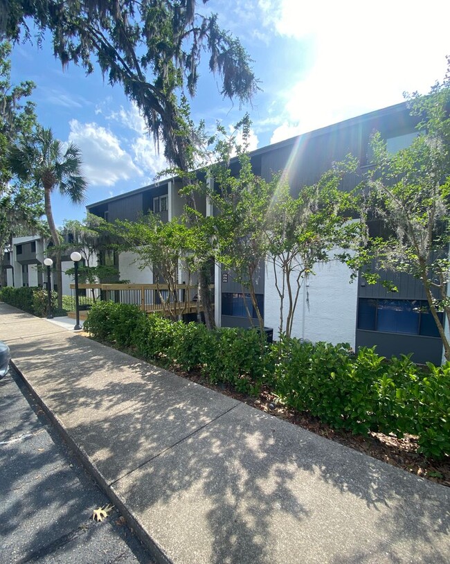Building Photo - Beautiful Lakefront Condo!