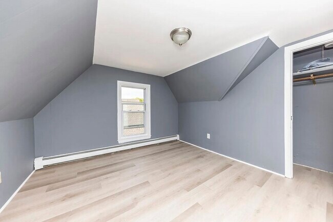 Building Photo - 10 Clinton St