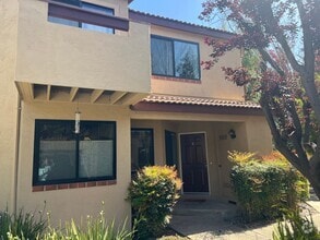 Building Photo - Beautiful upgraded 3 bed 2.5 bath Townhous...