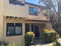 Building Photo - Beautiful upgraded 3 bed 2.5 bath Townhous...