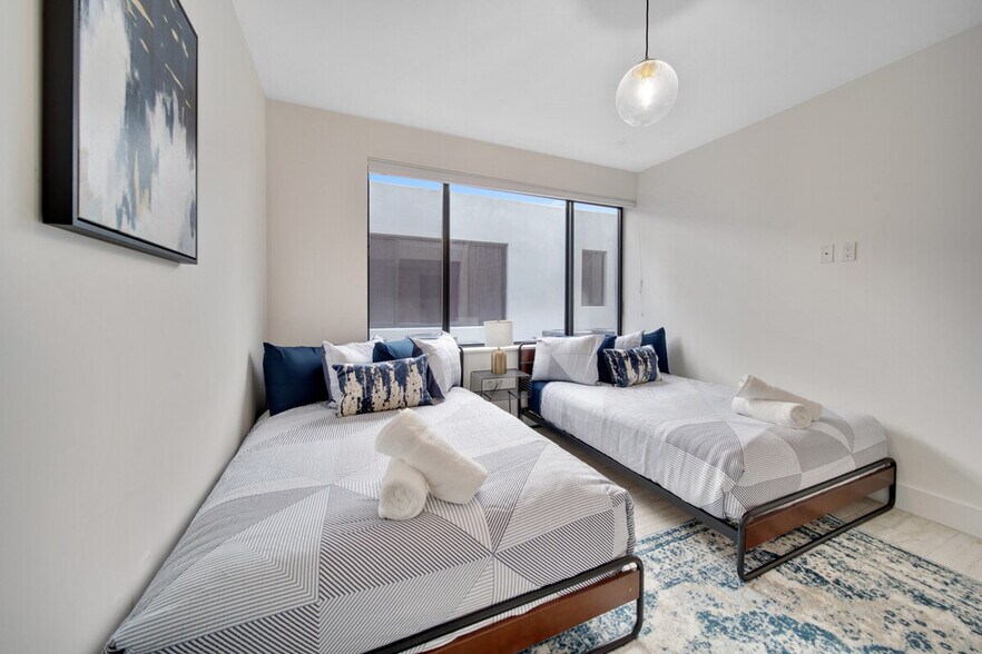 Building Photo - 1432 SW 22nd Ave