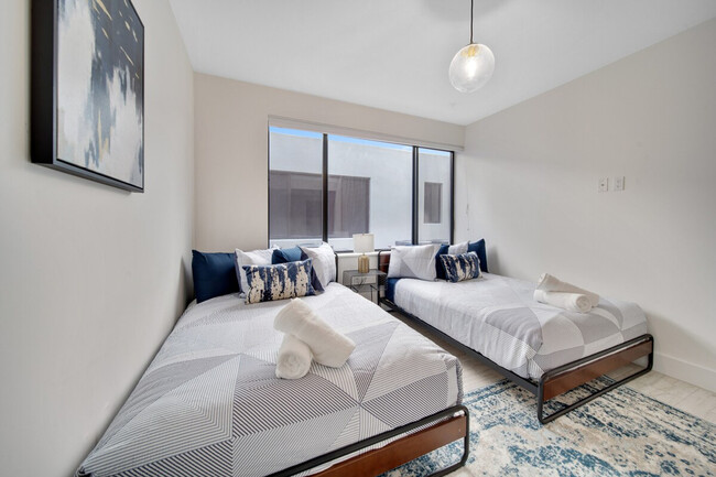 Building Photo - 1432 SW 22nd Ave