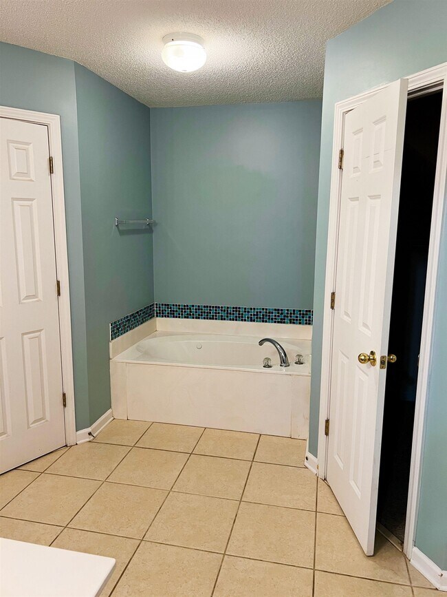 Building Photo - 9837 Oldham Dr