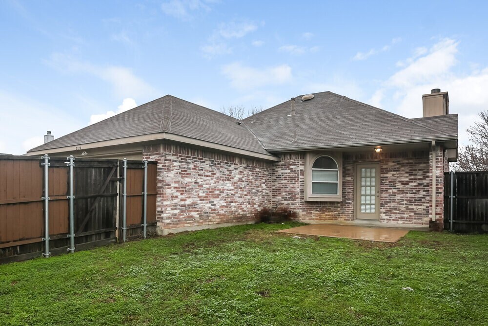 Building Photo - 2124 Creek Royal Dr