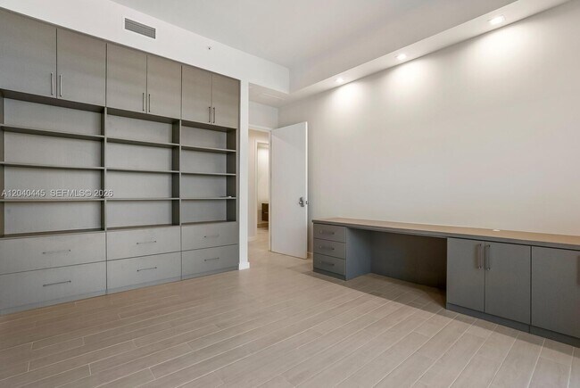 Building Photo - 275 Giralda Ave