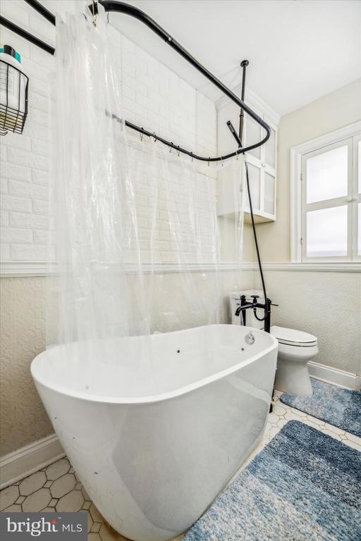 Building Photo - 505 W 19th St