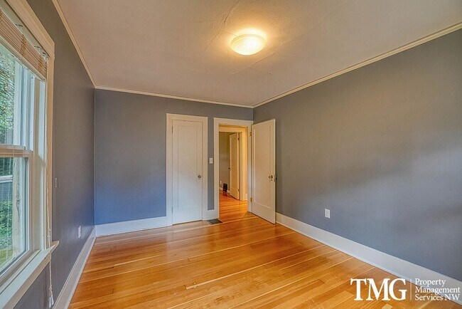 Building Photo - 3 BD SW Portland Home Near Multnomah Village
