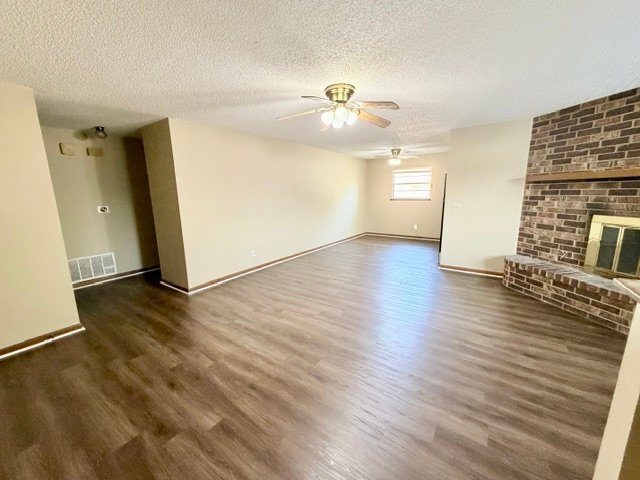 Building Photo - 2201 Pin Oak Dr