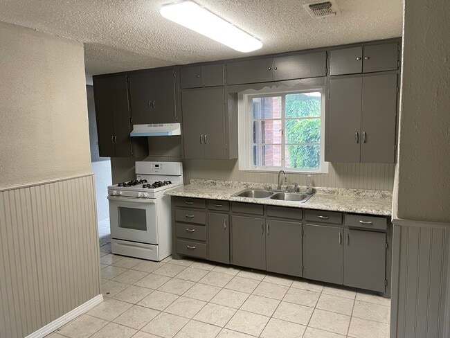 Building Photo - 302 Penrose St
