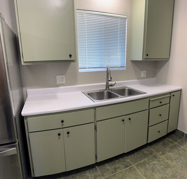 Building Photo - Newly Renovated 3/1 Home w/ Large Yard