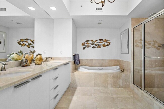 Building Photo - 2640 Lake Shore Dr