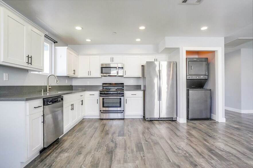 Building Photo - 5258 Oakland St