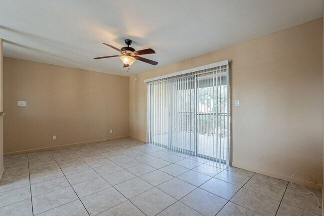 Building Photo - 2nd floor condo in a great location