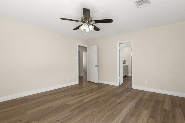 Building Photo - 3803 Redbud Dr