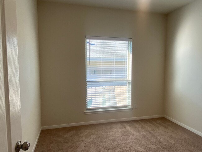 Building Photo - 4 BEDROOM, SHORT TERM LEASE AVAILABLE