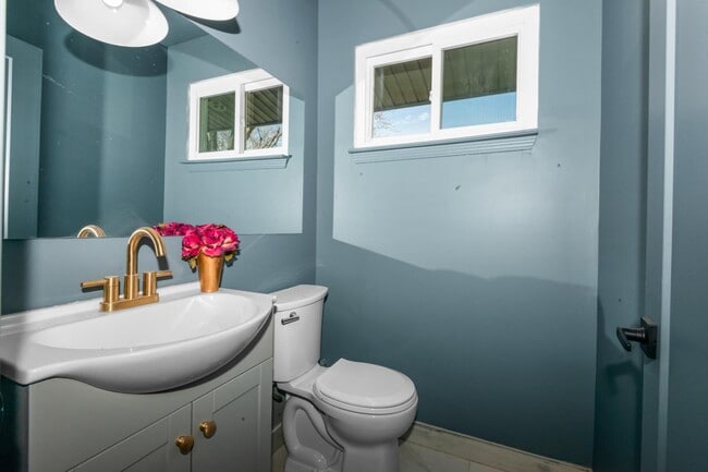 Building Photo - 16615 Walcliff Dr