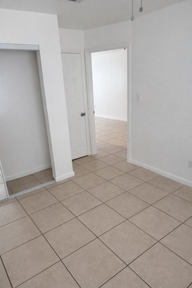 Building Photo - 2221 Timberwood Cir N