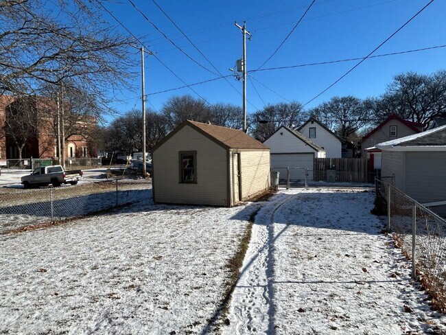Building Photo - "Charming 3-Bed, 2-Bath Gem on North 42nd Street, Milwaukee!"