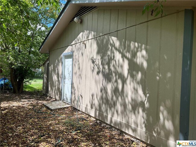 Building Photo - 511 E Walnut St