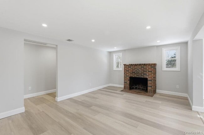 Building Photo - 452 Montauk Hwy