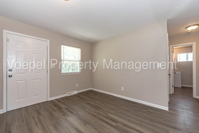 Building Photo - 2 Bedroom 1 Bath Remodeled KCK Duplex