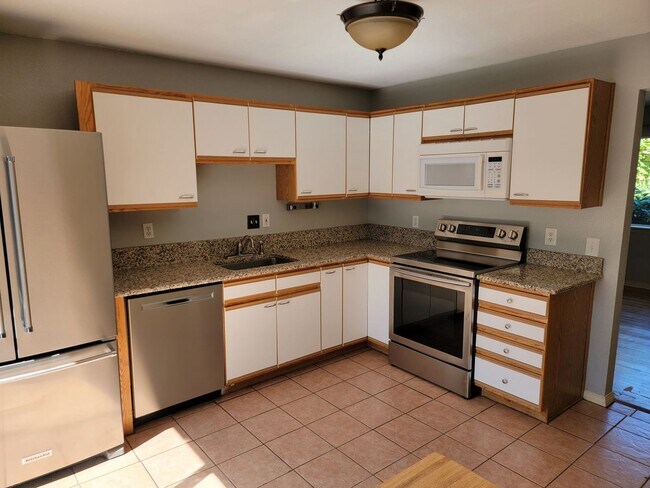 Building Photo - Charming 3 Bed, 1 Bath House with Fenced Yard, Bonus Room and Close to Willamette Park !