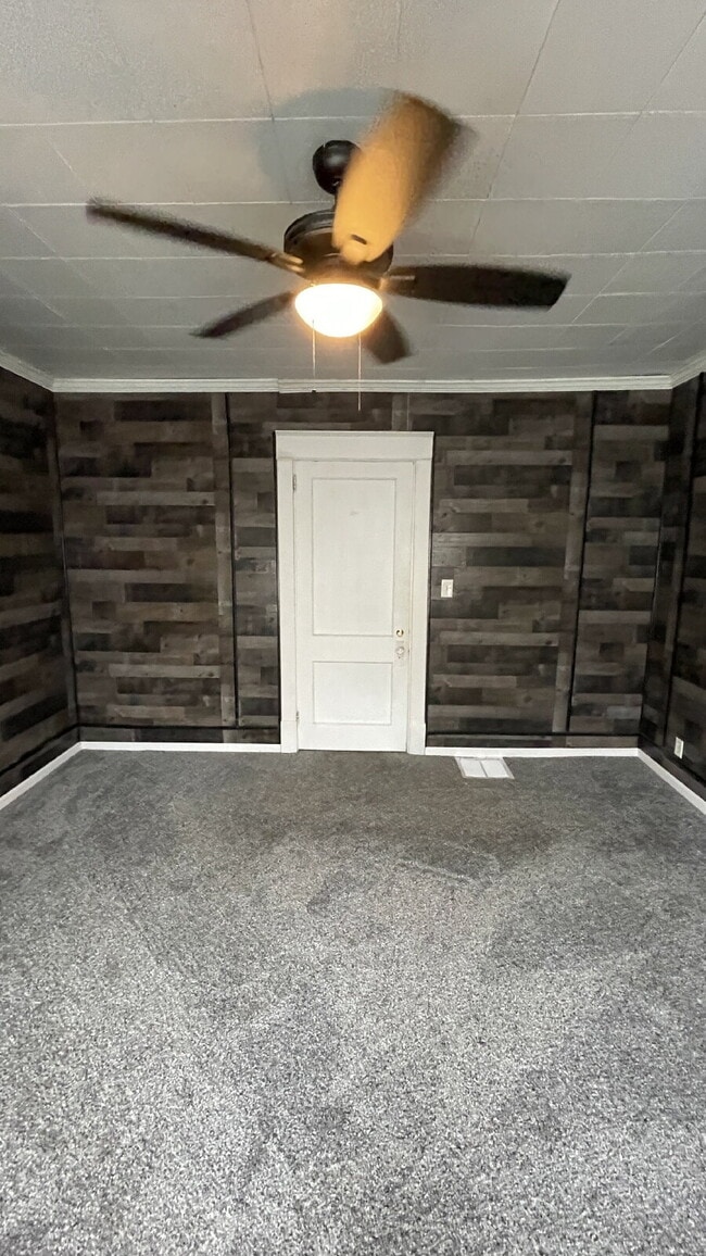 Building Photo - Cozy, Updated 1-Bed Apartment Near Downtown Sharon with In-Unit Laundry!