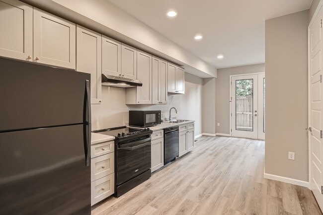 Building Photo - Accessible Townhome near Edgewater!