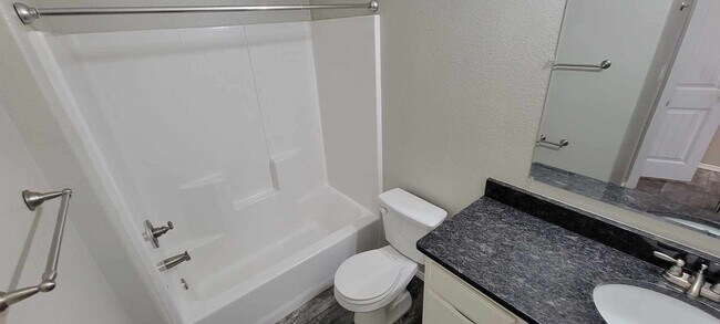 Building Photo - Beautiful property with granite countertops!