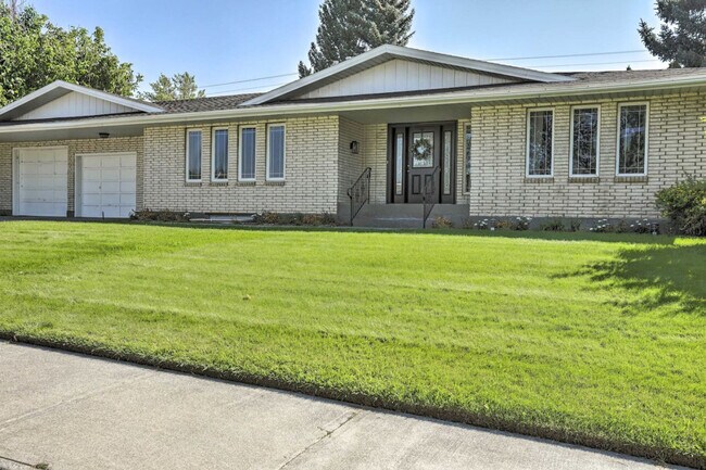 Building Photo - 930 Canyon Ave