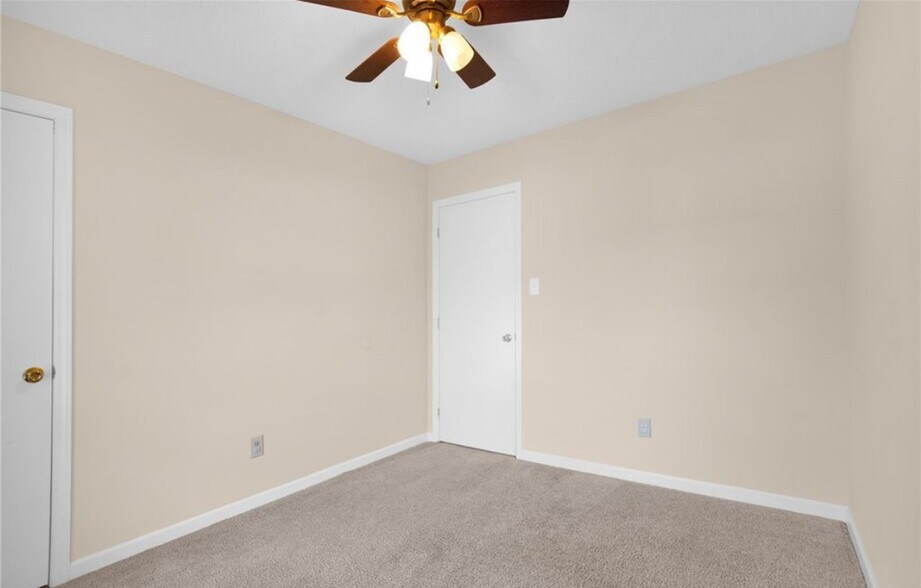 Building Photo - 1332 Oak Knolls Dr