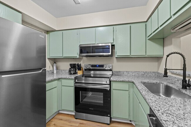 Building Photo - Fully remolded and furnished condo.