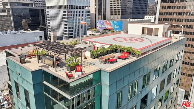 Building Photo - 655 S Hope St