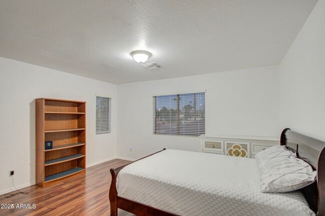 Building Photo - 218 E Sunburst Ln