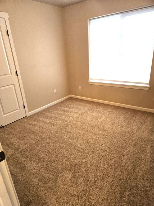 Building Photo - Tons of Space ! Walk to Park!  Newer 2017 ...