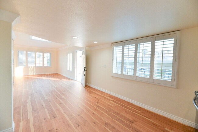 Building Photo - 412 Avenida Santa Barbara