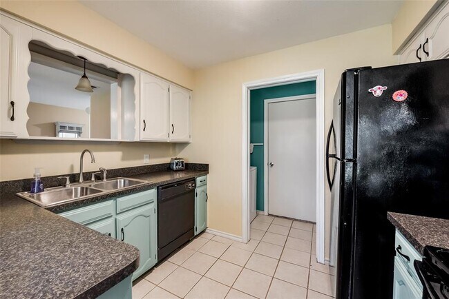 Building Photo - 617 Main St