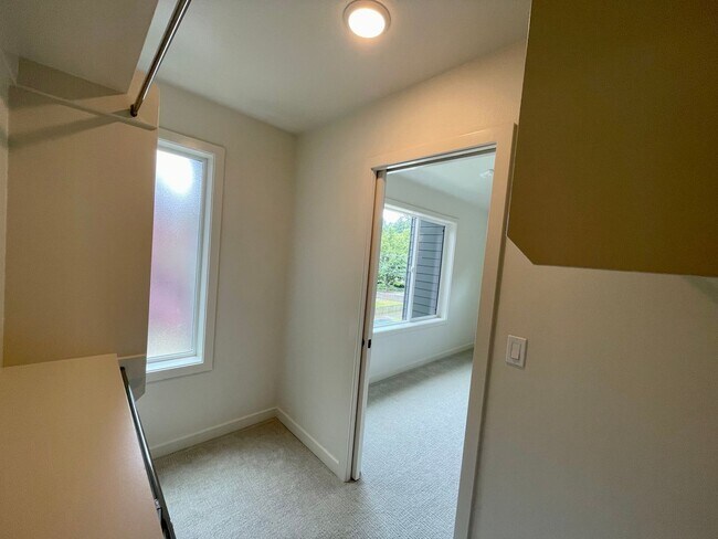 Building Photo - Sellwood-Moreland 2 Bedroom 2.5 Bath BRAND NEW Condo Convienent to OHSU~ Includes A/C and Washer ...