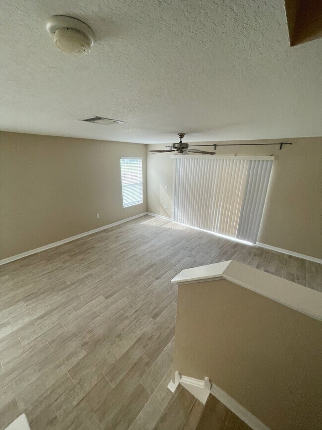 Building Photo - SPACIOUS 3 BED/ 2.5 BATH 2 STORY END UNIT ...