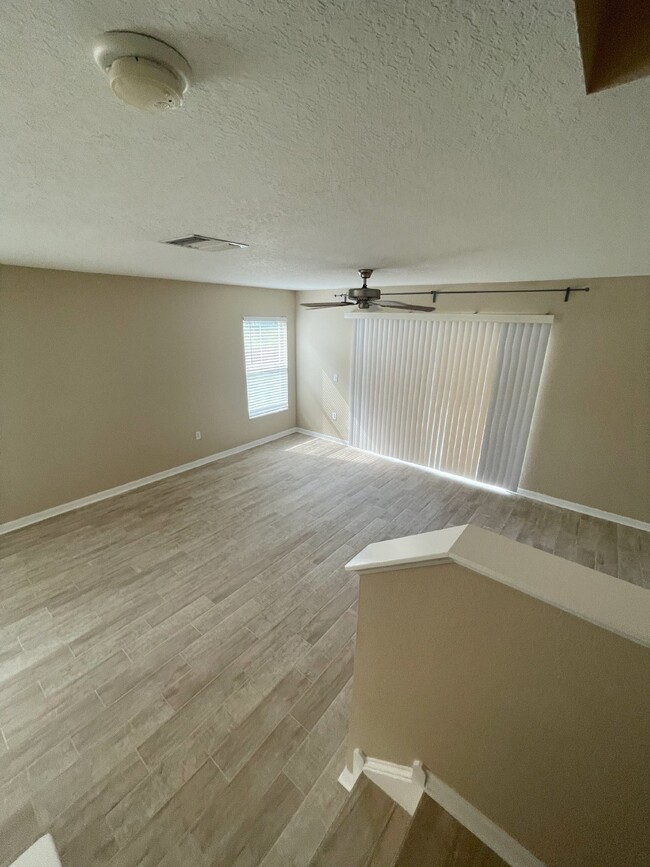 Building Photo - SPACIOUS 3 BED/ 2.5 BATH 2 STORY END UNIT TOWNHOUSE NESTLED IN THE QUIET COMMUNITY OF ST. CHARLES PL