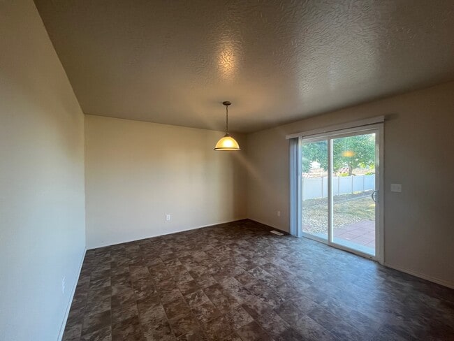 Building Photo - 945 W Woodpine St
