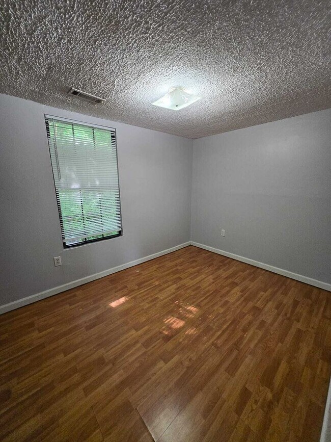 Building Photo - Charming 2-Bed Gem on Ashmore Ave