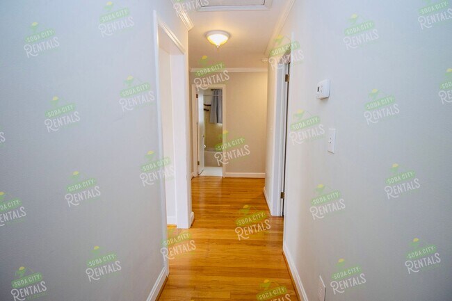 Building Photo - Charming Shandon Corner Lot Home – Hardwood Floors, Fenced Yard + $500 Off 2nd Month!