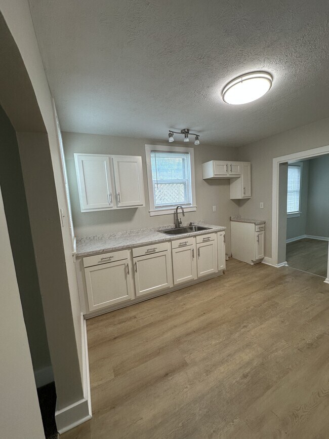 Building Photo - 2903 S Elm St