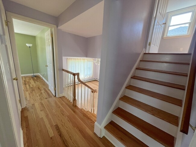Building Photo - 16 Iroquois Ave