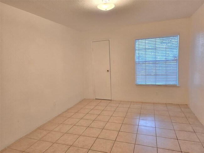 Building Photo - 7400 Bellerive Dr