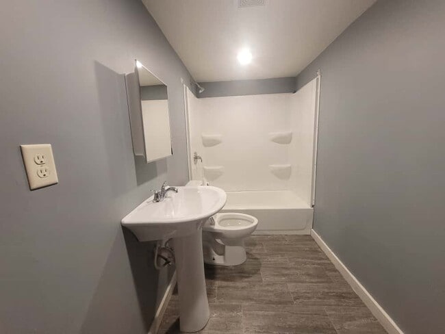 Building Photo - 424 1/2 N Wheeler Ave