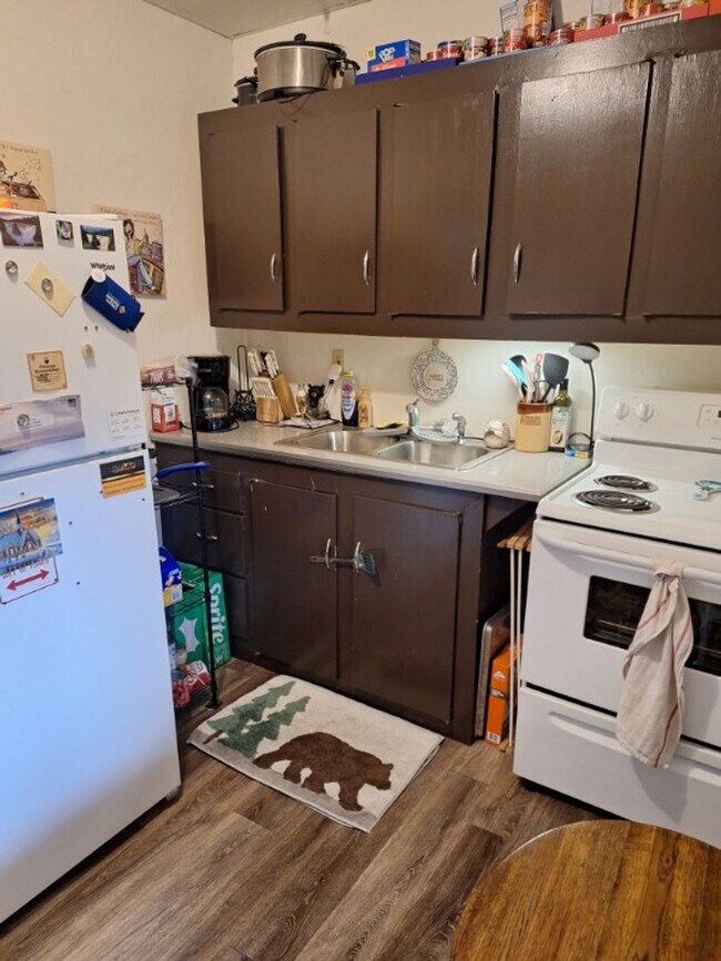 Building Photo - Cute 1 Bedroom 1 Bath Apartment On The Nor...