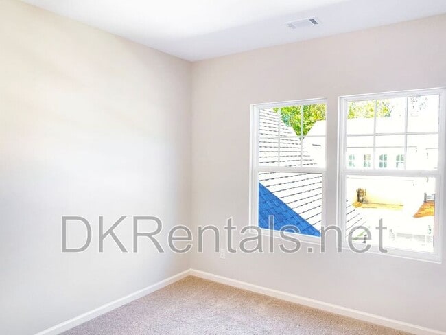 Building Photo - 241 Birchwood Row